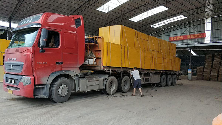 四川工地建筑模板又要發(fā)車(chē)?yán)膊鍒D1 建筑模板發(fā)往四川方向